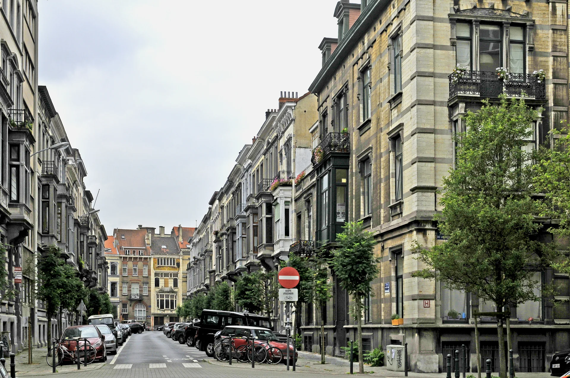 Perspective de la rue Paul-Émile Janson à Ixelles, bordée de façades.