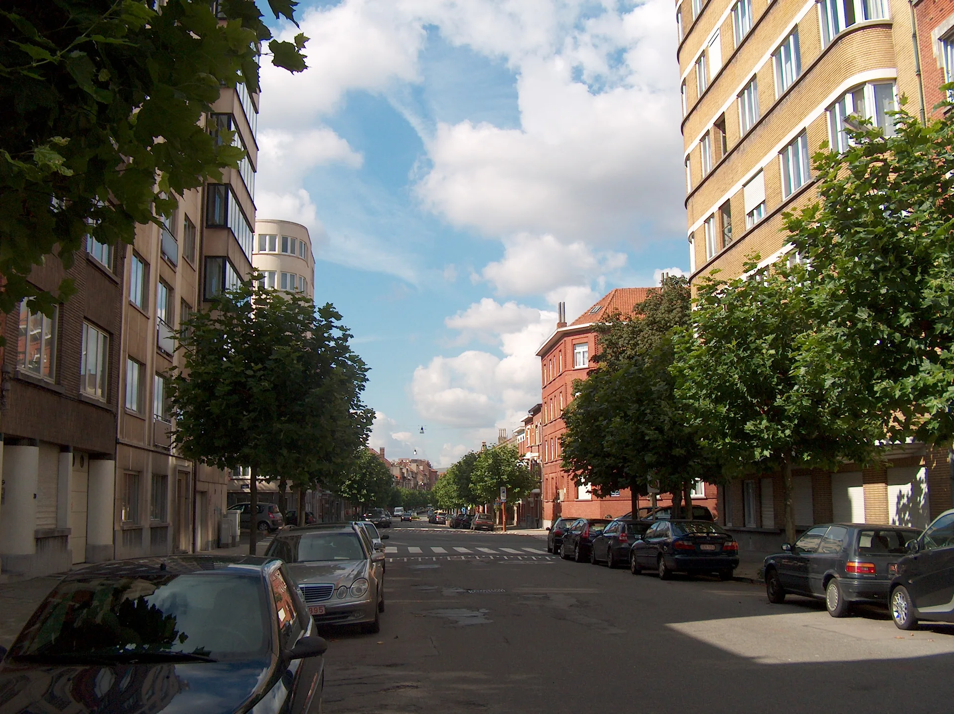 Alignement de façades de l’avenue de l’Émeraude à Schaerbeek.