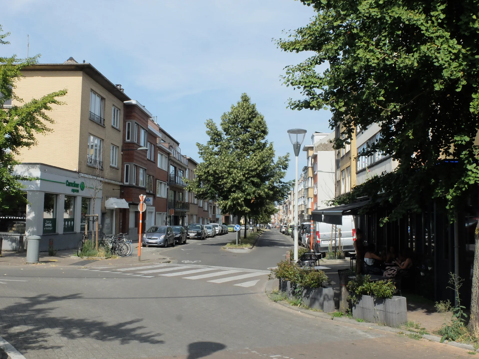 Avenue Odon Warland à Jette : façades, arbres et perspective de la rue.