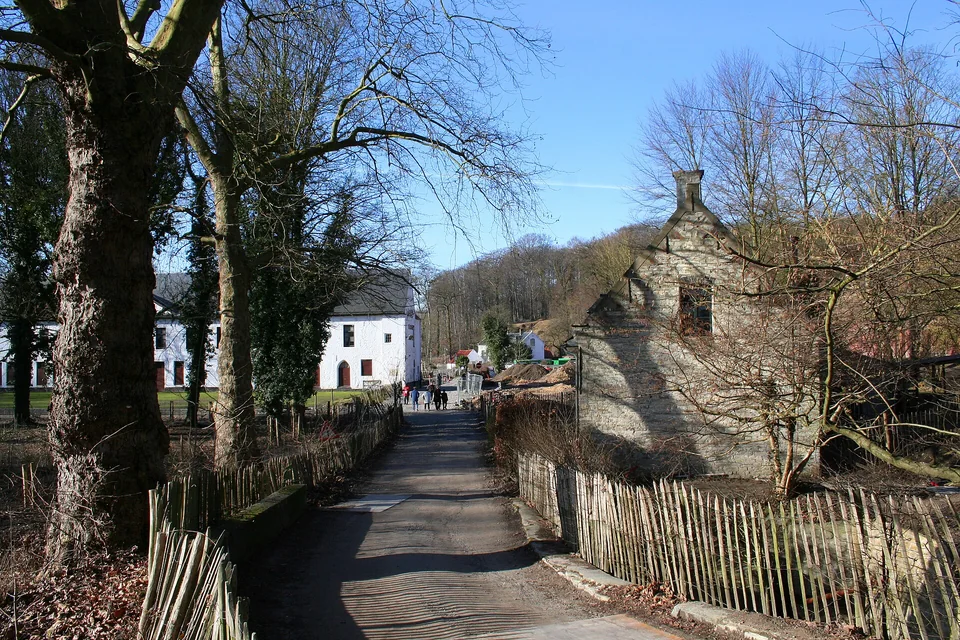 Chemin bordé d’arbres et de bâtiments anciens au Rouge-Cloître.