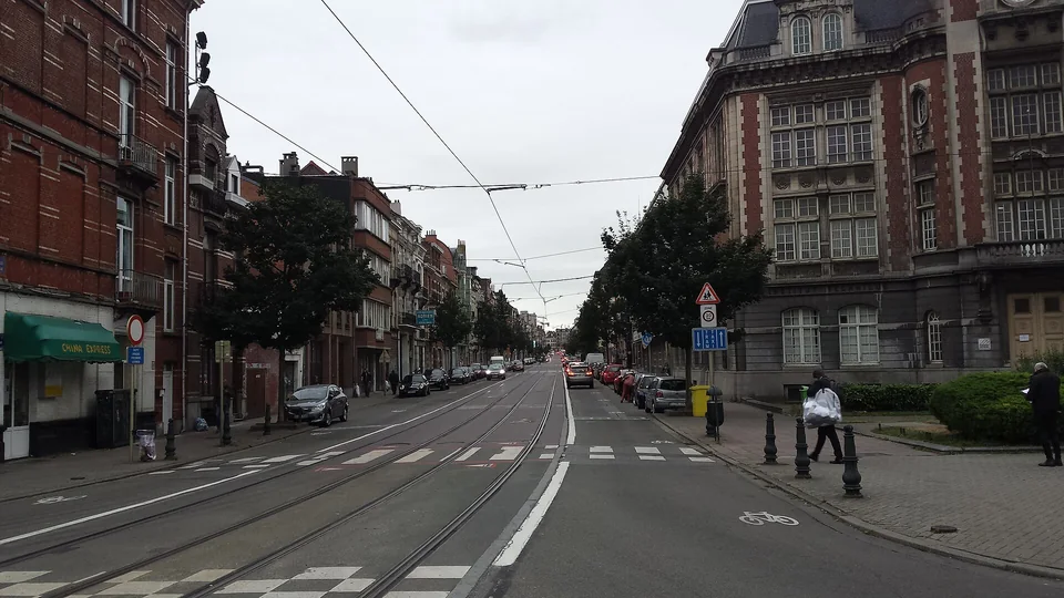 Façades et rails de tram sur l’avenue de la Chasse.