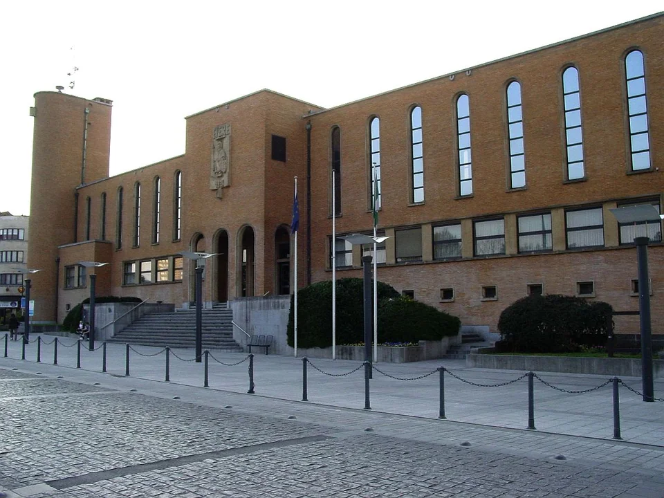 Façade en brique et escalier d’entrée de la maison communale d’Evere.