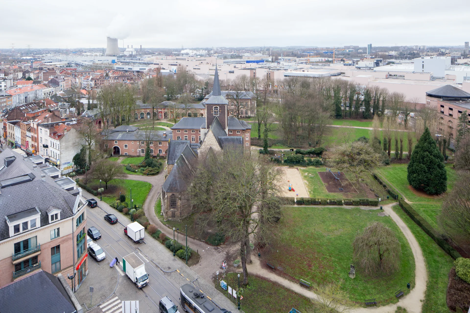 Vue en hauteur des bâtiments de l’abbaye de Forest, du parc et des rues voisines.