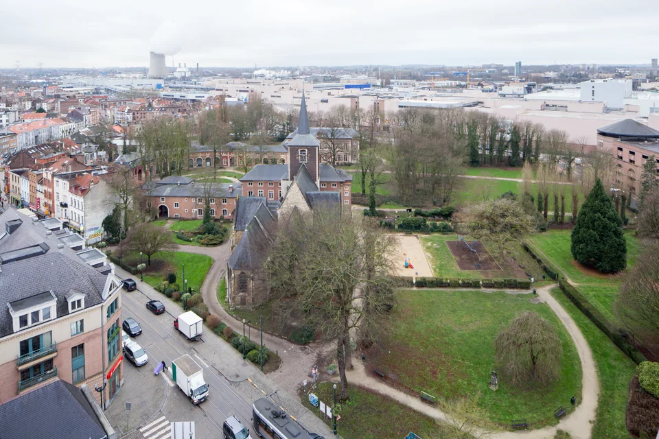 Vue en hauteur des bâtiments de l’abbaye de Forest, du parc et des rues voisines.