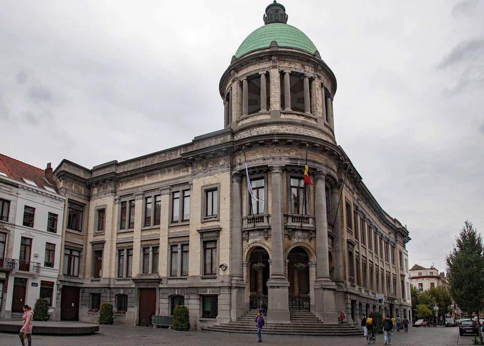Façade et rotonde à coupole verte de la maison communale de Molenbeek-Saint-Jean.