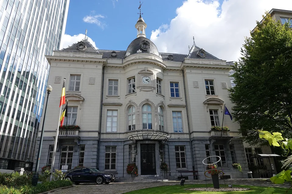 Façade claire de la maison communale de Saint-Josse-ten-Noode, horloge et entrée centrale.