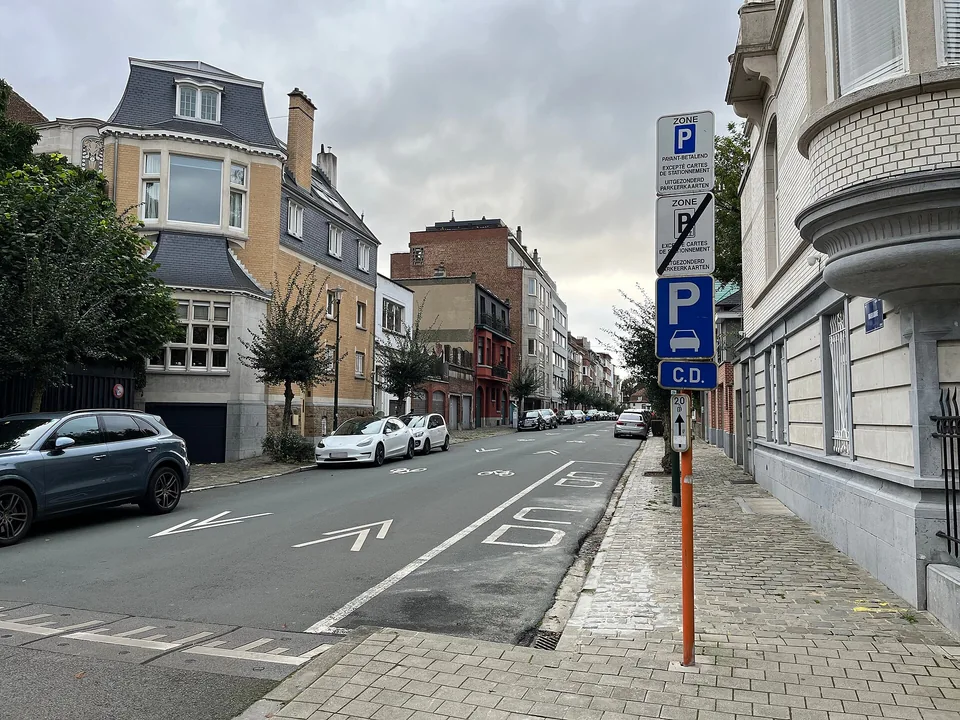 Rue Marianne à Uccle, bordée de maisons et d’immeubles, vue depuis le rond-point Churchill.