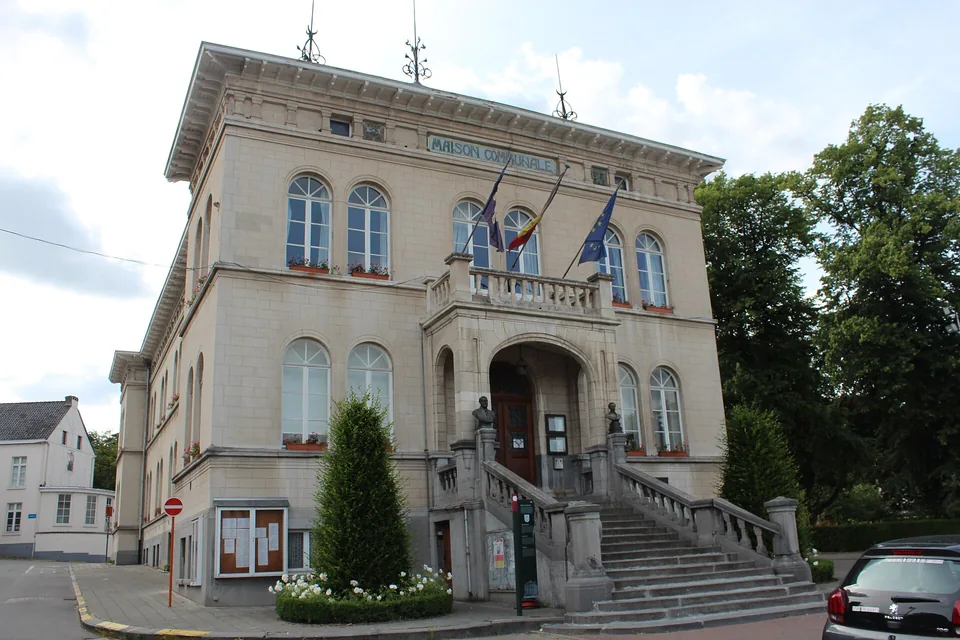 Façade de la maison communale de Watermael-Boitsfort avec son balcon et son escalier extérieur.
