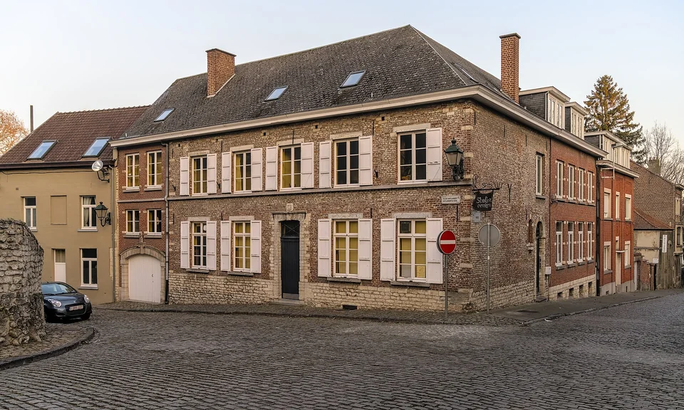 Façade de l’ancienne maison communale de Woluwe-Saint-Lambert.