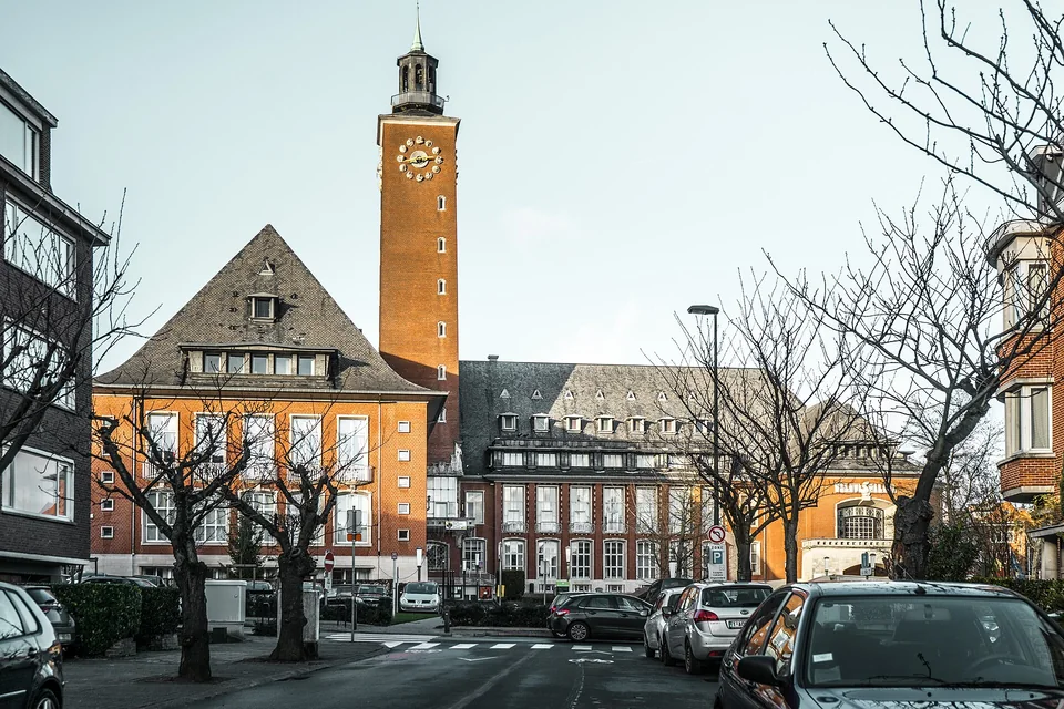 Maison communale de Woluwe-Saint-Pierre et sa tour.