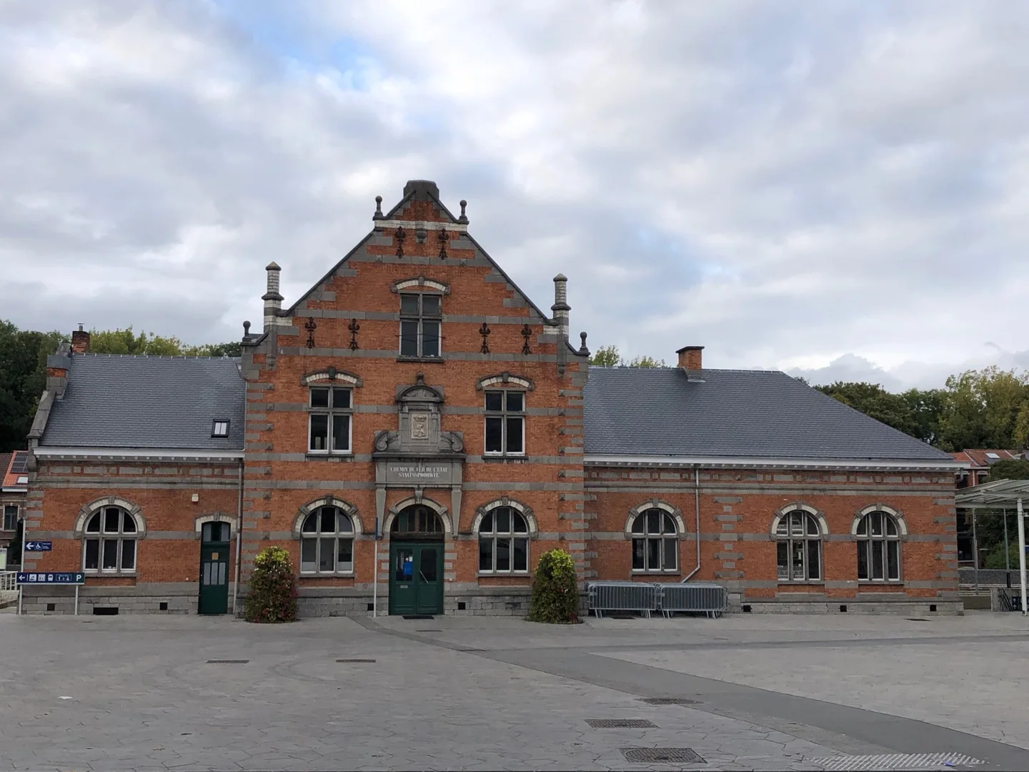 Façade en briques de la gare de Jette, photographiée le 21 septembre 2025.