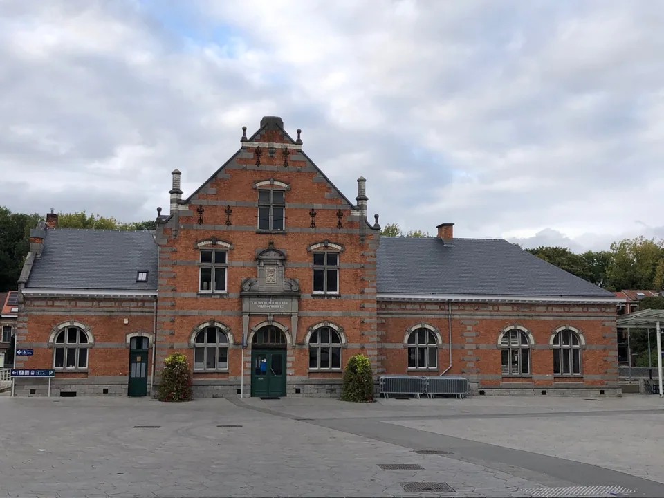 Façade en briques de la gare de Jette, photographiée le 21 septembre 2025.