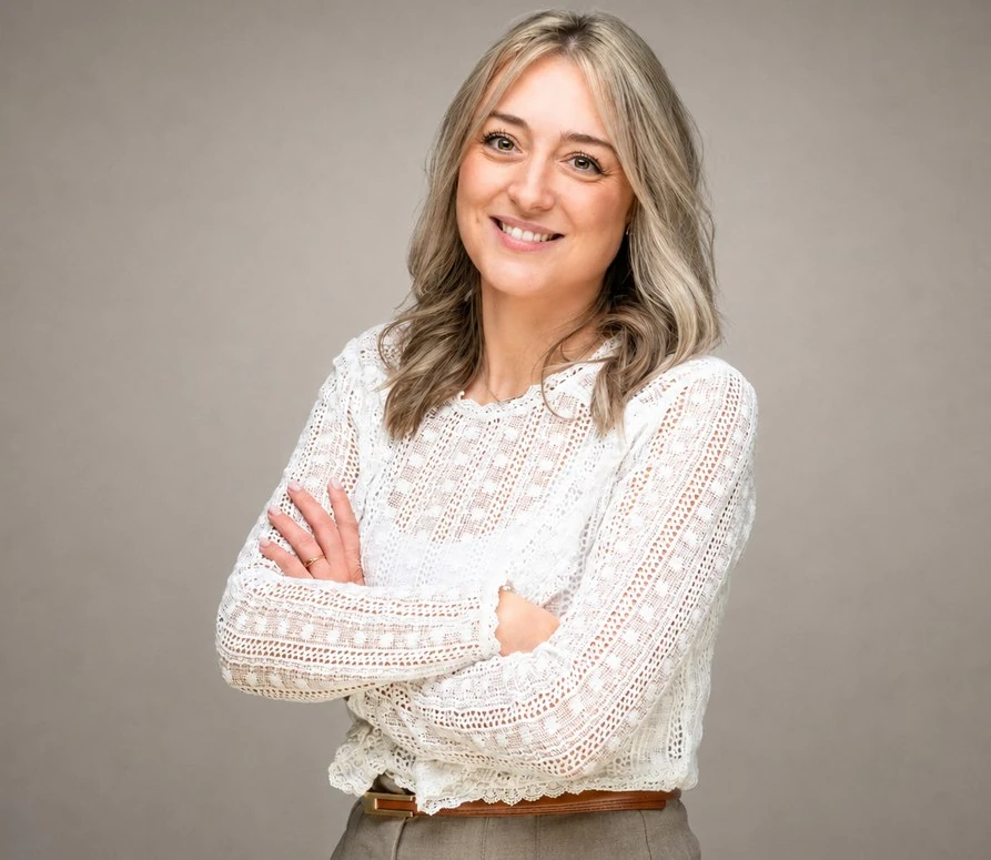 Portrait professionnel de Samantha Libert en studio.