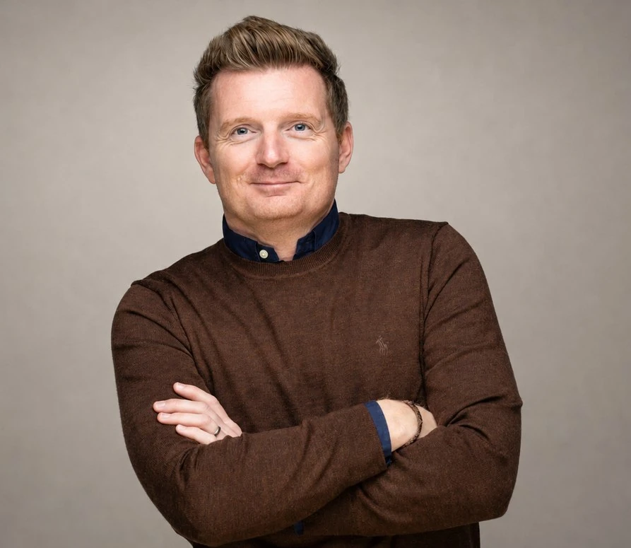 Portrait professionnel de Yves Keuleers en studio.