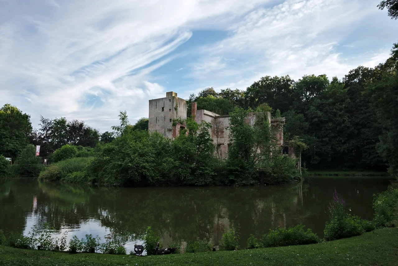 Ruines du Prinsenkasteel et plan d’eau à Grimbergen.