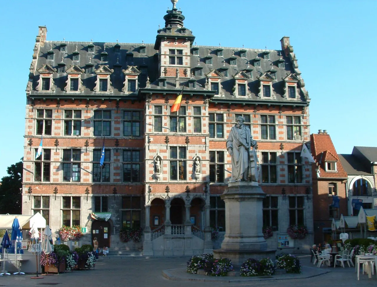 Façade de l’hôtel de ville et place à Halle, en Belgique.