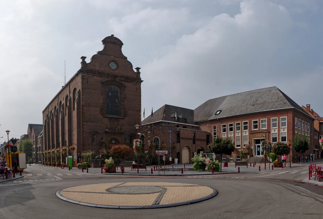 Façades de l’hôtel de ville et du palais de justice autour d’une place à Wavre.
