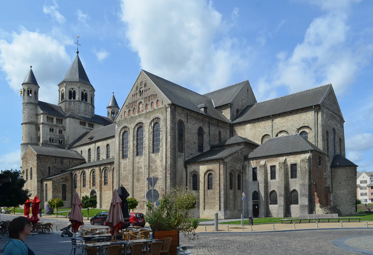 Collégiale Sainte-Gertrude et place à Nivelles.