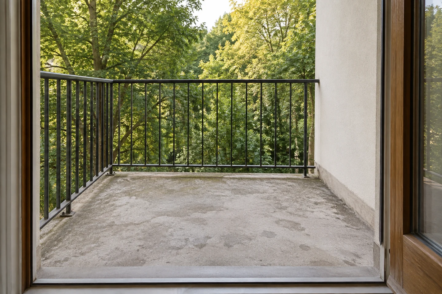 Illustration d’un balcon vide, de son seuil et de son garde-corps.