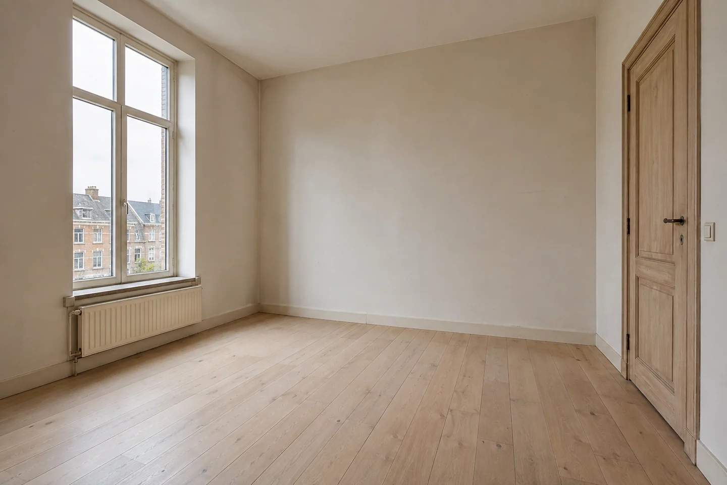 Chambre vide avec une fenêtre haute, parquet clair et porte intérieure. Illustration.