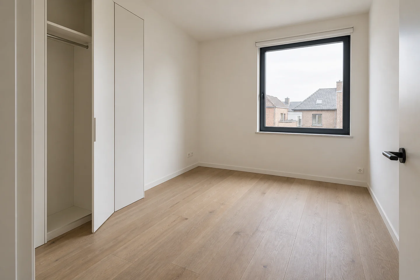 Illustration générée : Chambre vide avec placard ouvert, parquet clair, prises et fenêtre équipée d’un store.