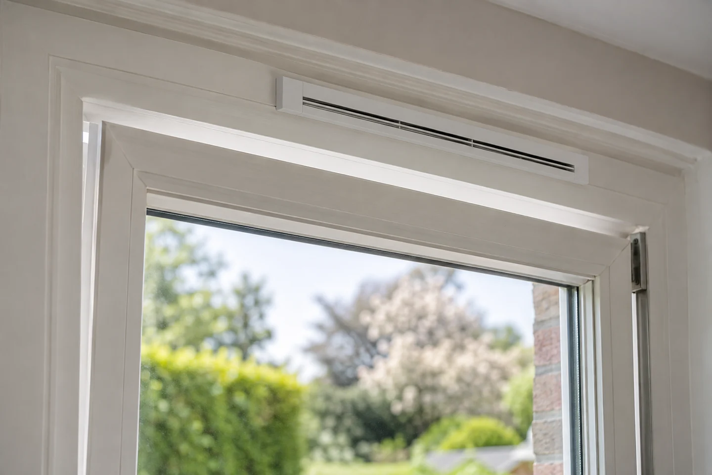 Lumière et renouvellement de l’air Partie haute d’une fenêtre entrouverte avec une grille de ventilation. Illustration.
