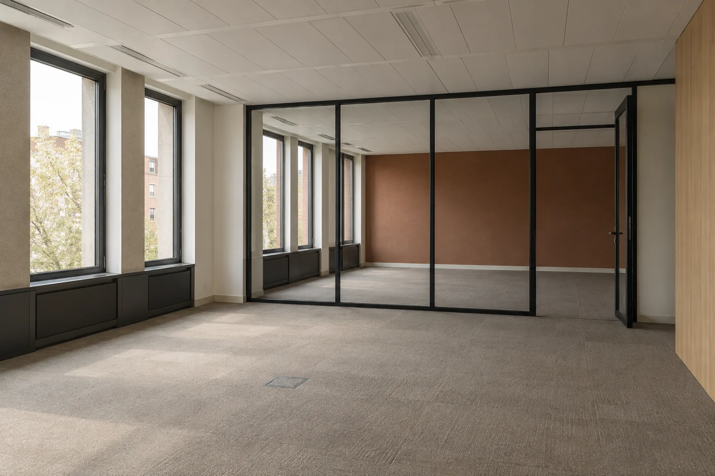 Illustration générée : Plateau de bureaux vide avec cloison vitrée, dalles de moquette et boîtier de sol fermé.
