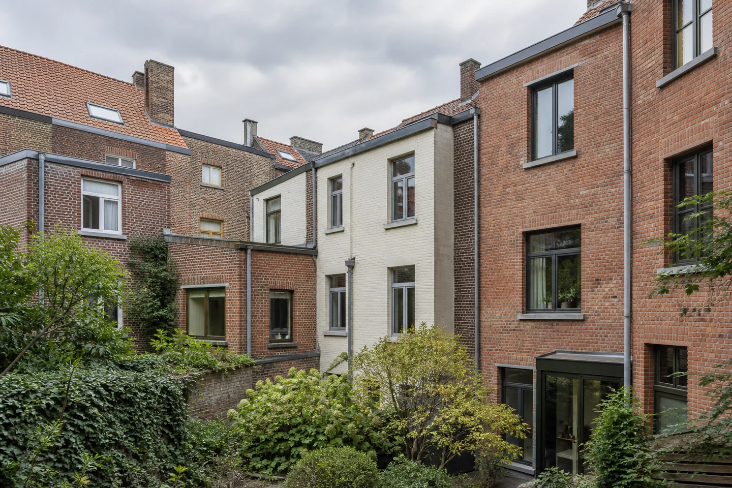 Maisons bruxelloises en brique ouvertes sur un jardin, illustration architecturale.