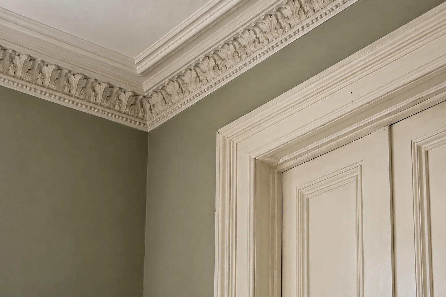 Illustration d’une moulure de plafond et de son raccord avec une menuiserie intérieure.