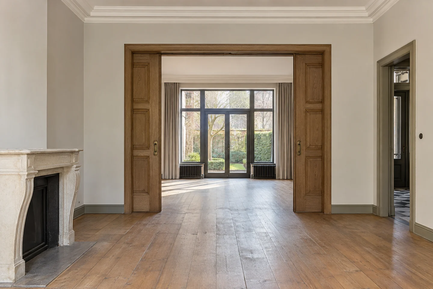 Pièces en enfilade, menuiseries et cheminée : illustration des qualités architecturales d’un bien.