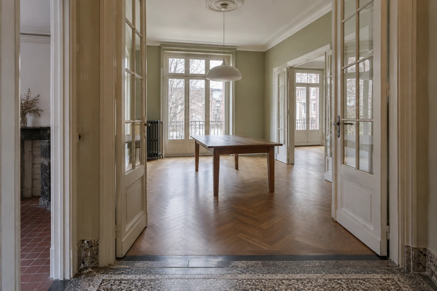 Salle à manger d’une maison bruxelloise, parquet et portes vitrées, illustration architecturale.