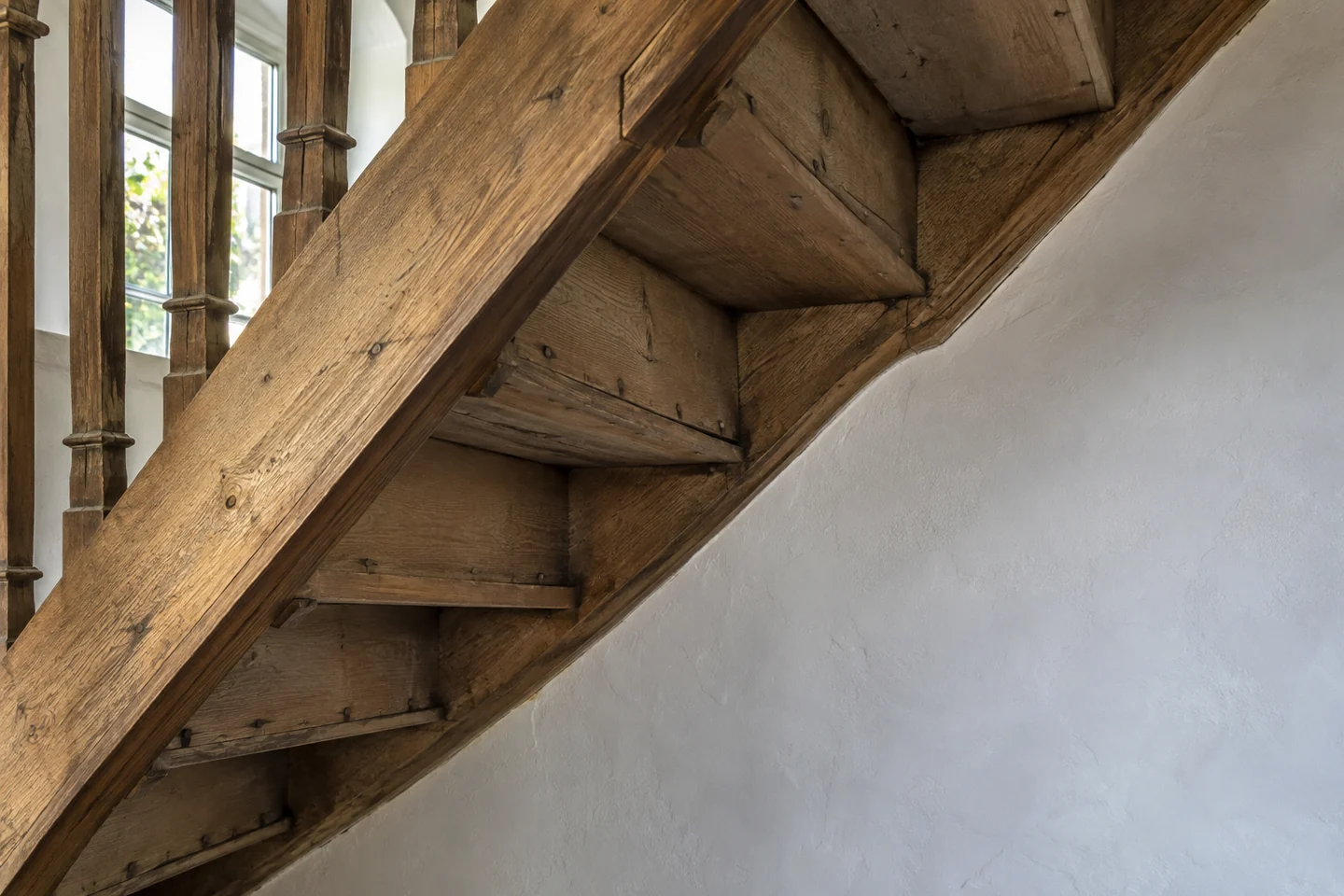 Détail de la structure et des assemblages d’un escalier en bois.