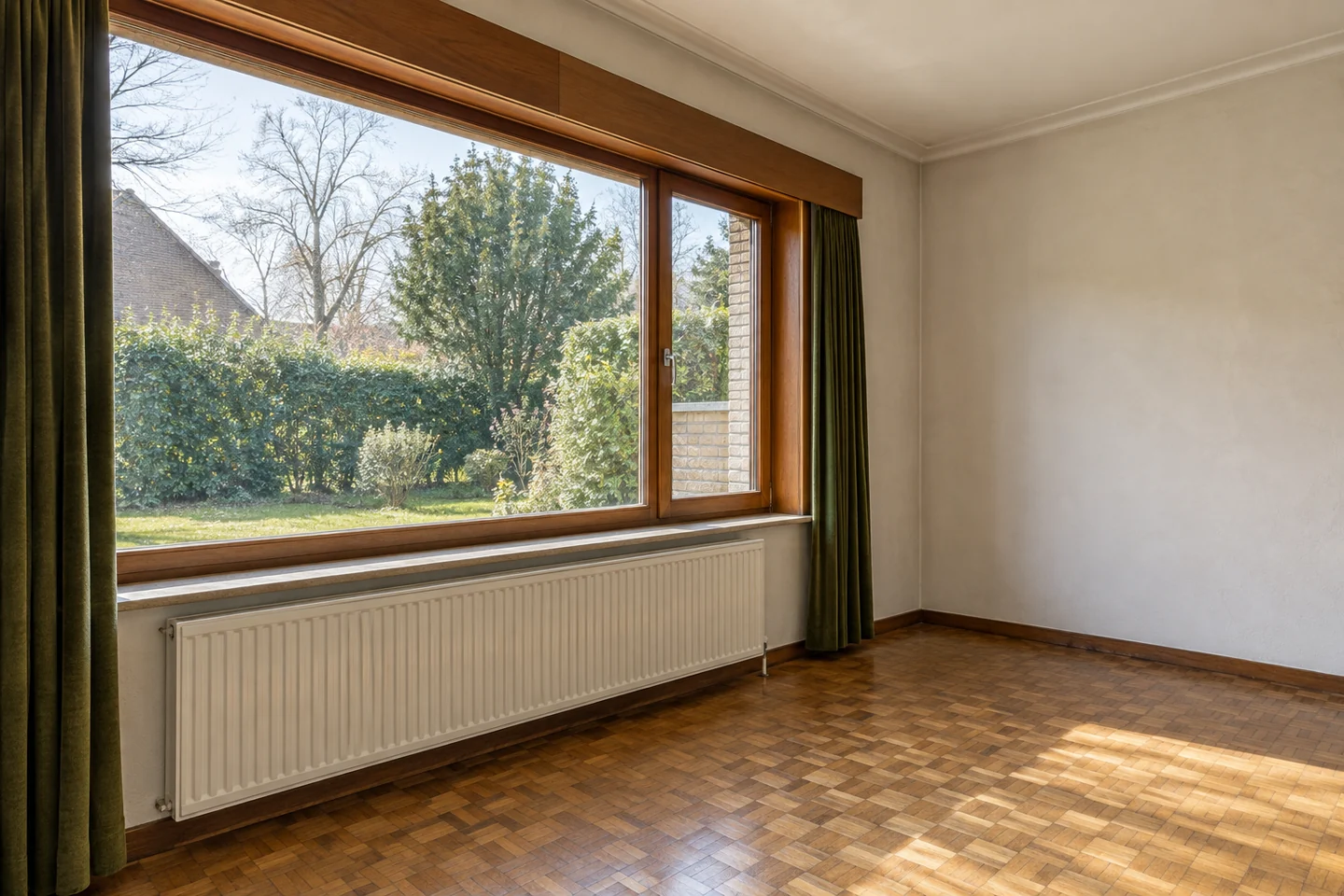 Illustration d’une fenêtre en bois, d’un radiateur et d’un parquet en mosaïque.