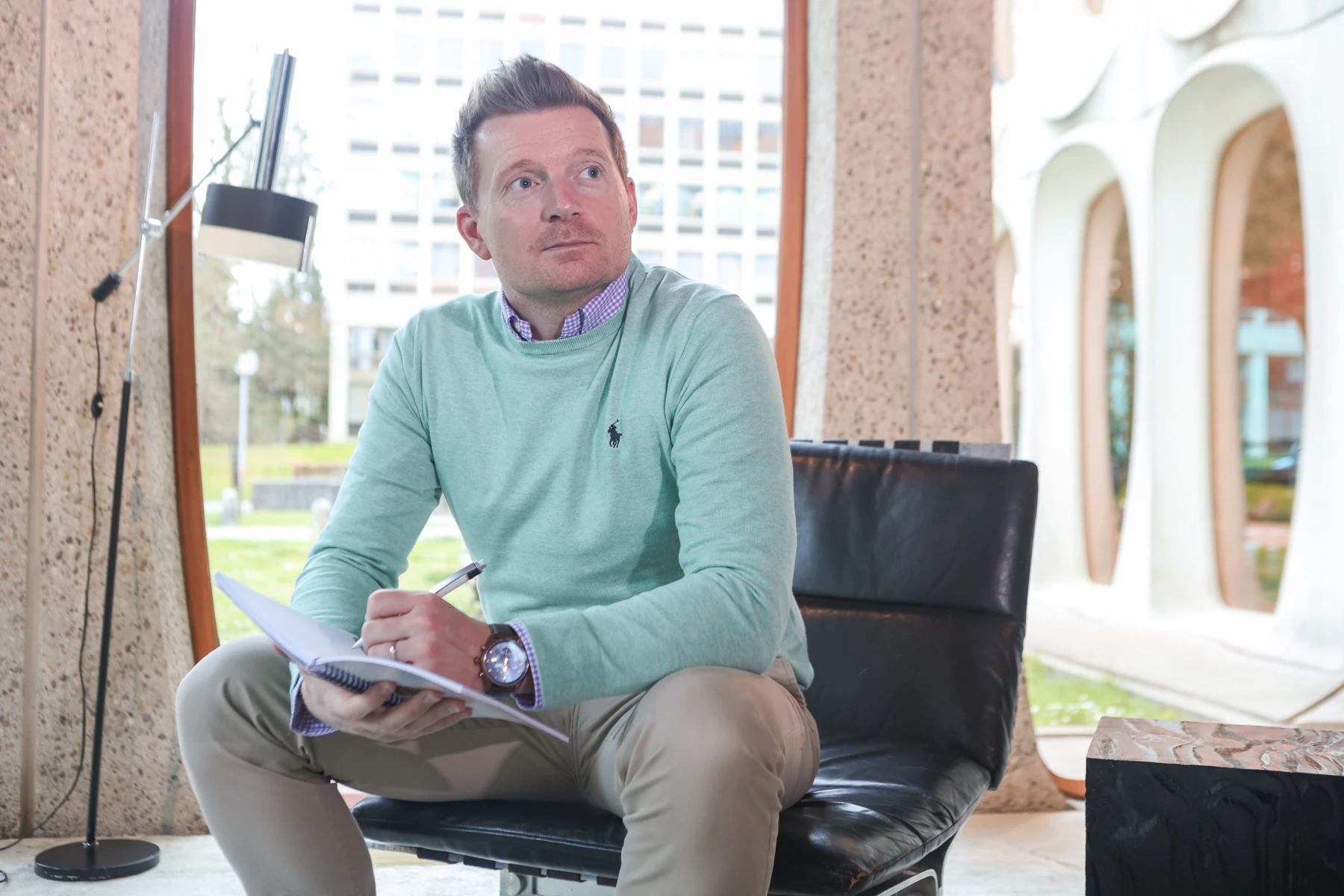 Yves Keuleers, carnet en main, photographié pour Forbes Belgique en 2026